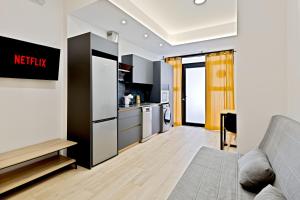a kitchen and a living room with a couch at Apartamento Río Turia A in Valencia