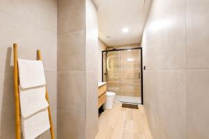 a small bathroom with a shower and a toilet at Apartamento Río Turia A in Valencia +12 photos