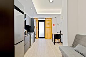 a living room with a couch and a table at Apartamento Río Turia A in Valencia