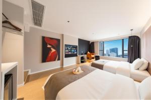 a hotel room with two beds and a fireplace at Chongqing Nanqing·World Time Hotel in Chongqing