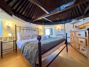 a bedroom with a large bed and a wooden floor at Moinhos Da Guimaroa in Cadafais