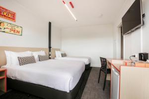 מיטה או מיטות בחדר ב-Nightcap at Camp Hill Hotel