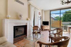 a living room with a fireplace and a tv at Les Malvaux - Chambres d'hôtes in Huriel