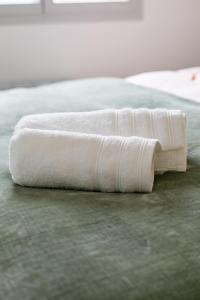 a white towel sitting on top of a bed at Le Cocon d'Achères in Achères +5 photos