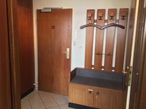 a locker room with a counter and a door at App_ an der Seepromenade _ Mittels in Malente