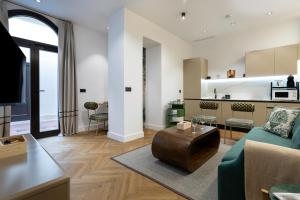 a living room with a couch and a table at CSE MS Museo Select in Seville