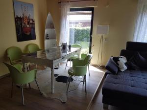 a living room with a dining room table and chairs at Wattliebe Burhave in Burhave