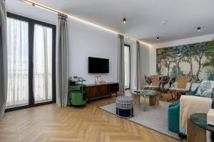a living room with a couch and a tv at CSE MS Museo Select in Seville