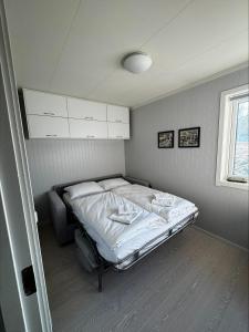 a small bedroom with a bed in a room at Apartment close to Leknes airport in Leknes