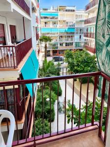a balcony with a view of a courtyard at Vacansis Apartamento Cullera Mar in Cullera