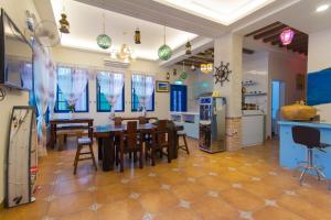 uma cozinha e sala de jantar com mesa e cadeiras em Greek Wonderland B&B em Hualien