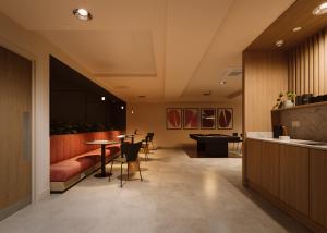 a lobby with a couch and a table and chairs at Straits Place in Edinburgh in Edinburgh