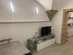 a living room with a flat screen tv on a table at Casa Paola in Spello