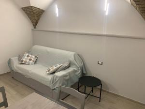 a hospital room with a bed and a table at Casa Paola in Spello
