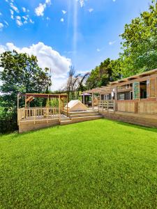 a large backyard with a large lawn and a house at STOERbuiten Lodges Mar Y Sierra in San Costanzo