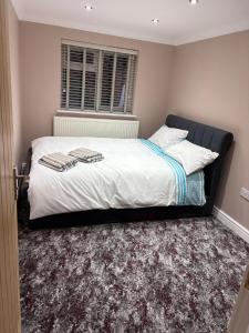 a bedroom with a large bed with white sheets at Kennington house #30 in Oxford