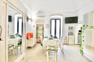a kitchen and dining room with a table and chairs at Il Rifugio Dei Nonni in Ostuni