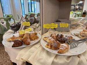 two plates of pastries sitting on top of a table at Hotel Piroga Padova in Selvazzano Dentro