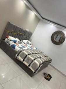 a bed in a room with a mirror on the wall at Immeuble cgk in Cocody