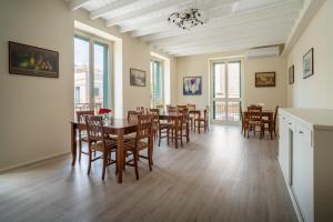 a dining room with a table and chairs at Viscuso House B&B in Aci Castello