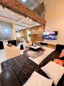 a living room with a couch and a tv at Casa Midelle in Alagbado