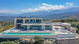 Luftaufnahme eines Hauses mit Swimmingpool in der Unterkunft Creticum Mare in Chania