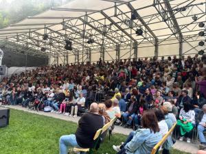 a large crowd of people sitting in a tent at FeWo Rina in Pottenstein