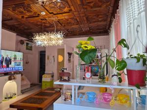 a room with a table with plants and a chandelier at 20프로할인 대전역 단독주택 우송대 복층형하우스 숮불바베큐하우스 in Daejeon