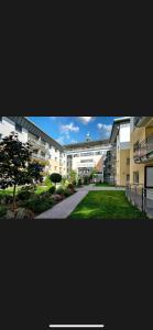 a view of a large building with a courtyard at Apartament Atrium Sarbinowo in Sarbinowo