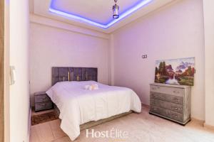 a bedroom with a bed and a skylight at Appartement Central Park - Clim - 10 min plage in Mohammedia