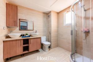 a bathroom with two sinks and a shower at Appartement Central Park - Clim - 10 min plage in Mohammedia +9 photos