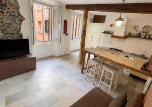 a kitchen and living room with a table and a counter at Iris 3: Un Fiore a Camogli in Camogli