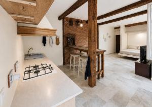 a kitchen with a stove top oven in a room at Iris 3: Un Fiore a Camogli in Camogli