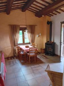 a dining room with a table and a stove at Casa Rustica mit privatem Pool zur alleinigen Nutzung in Corinaldo