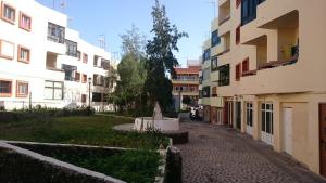 una calle vacía en un complejo de apartamentos en Apartamento Corralejo, en Corralejo