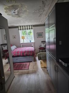 a bedroom with a bed and a mirror in it at Entzückendes Studio in historischer Villa in Aschau