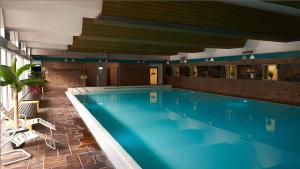 a large swimming pool in a hotel room at Burgberg-Oase in Bad Harzburg