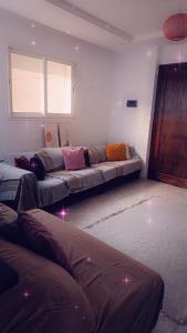 a living room with a couch in a room at appart kelibia a 10 minutes d une belle plage el fatha in Kelibia