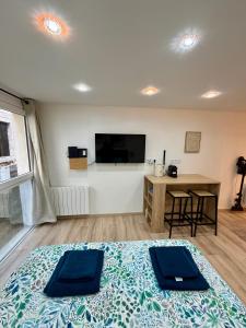 a bedroom with two blue meditation mats on a bed at Studio 2 neuf RDC hyper centre-ville in Bar-le-Duc