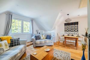 a living room with a couch and a table at Comfortable Cottage with Decking in Castle Cary in Castle Cary +15 photos