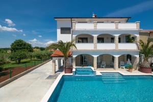 an image of a villa with a swimming pool at Villa Amalfi in Medulin,Istrien in Medulin