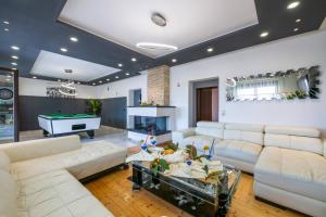 a living room with couches and a pool table at Villa Amalfi in Medulin,Istrien in Medulin