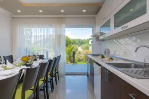 a kitchen with a long table with chairs and a window at Villa Amalfi in Medulin,Istrien in Medulin