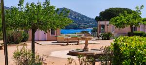 a courtyard with a fountain and benches and a lake at Cap Esterel, quartier Belvédère 2p meublé tourisme 3 étoiles climatisé Rez-de-Jardin, Vue Mer, WIFI, Piscine et Parking inclus in Agay - Saint Raphael