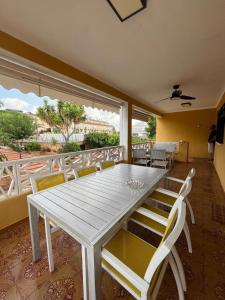 a dining room with a white table and chairs at Moya, relax en la Calderona in Gilet