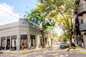 a street view of a store on a city street at Hermoso depto en Temperley con cochera in Temperley +10 photos