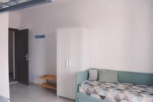 a bedroom with a bed and a white wall at Hostel & Private Rooms Dalmatia in Marusici 