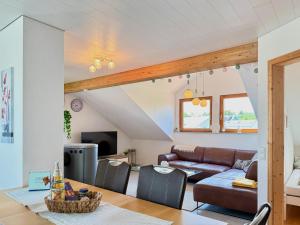 a living room with a couch and a table at Ferienwohnung Wohlfühloase - gemütliche Familienunterkunft in ruhiger Lage in Achberg