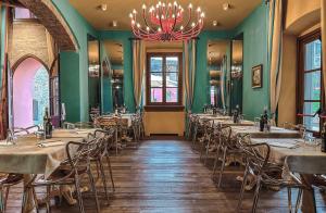 a row of tables in a room with green walls at Villa Campomaggio Resort & SPA in Radda in Chianti