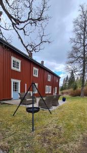a group of benches in front of a red barn at Lægran Gård in Steinkjer